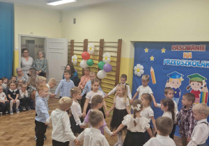 Dzieci prezentują swoje umiejętności taneczne
