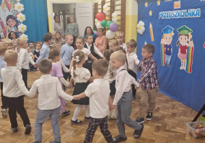 Dzieci prezentują swoje umiejętności taneczne
