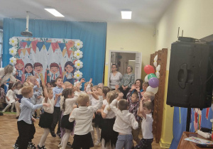 Dzieci prezentują swoje umiejętności taneczne