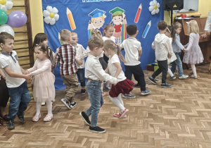 Dzieci prezentują swoje umiejętności taneczne