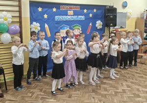 Dzieci prezentują swoje umiejętności taneczne