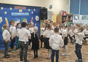 Dzieci prezentują swoje umiejętności taneczne