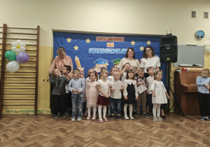 Dzieci z gr 2 wraz z Paniami pozują do zdjęcia na tle dekoracji