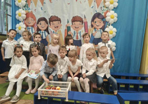 Dzieci z gr 2 oglądają otrzymane jabłka