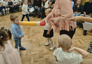 Pani pasuje malucha na przedszkolaka dmuchaną kredką