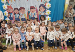 Dzieci z gr 1 i 2 w oczekiwaniu na uroczystość