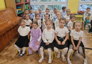 Dzieci z gr 3 w oczekiwaniu na uroczystość