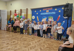 Maluszki przygotowują się do występu