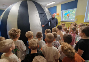 Pan tłumaczy dzieciom co będziemy oglądać w kinie