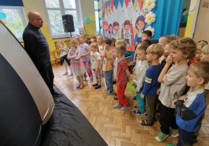 Pan tłumaczy dzieciom co będziemy oglądać w kinie
