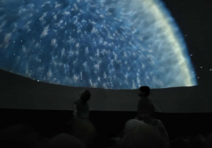 Dzieci oglądają film o podwodnym świecie