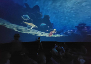 Dzieci oglądają film o podwodnym świecie