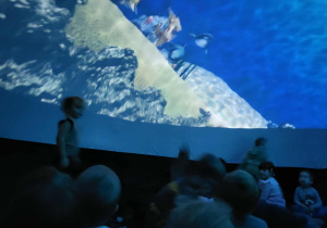 Dzieci oglądają film o podwodnym świecie