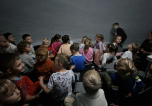 Dzieci w oczekiwaniu na oglądanie filmu