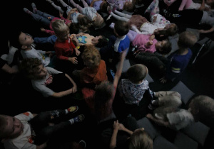 Dzieci oglądają na leżąco film o podwodnym świecie