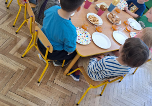 Dzieci siedzą przy stole