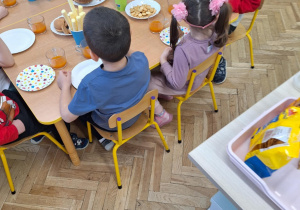 Dzieci siedzą przy stole