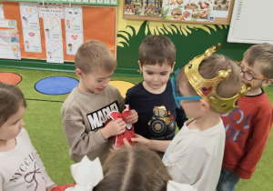 Chłopiec rozdaje dzieciom prezenty