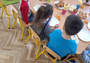 Dzieci siedzą przy stole