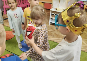 Chłopiec rozdaje dzieciom prezenty
