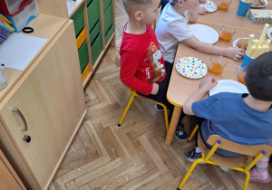 Dzieci siedzą przy stole