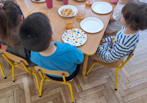 Dzieci siedzą przy stole