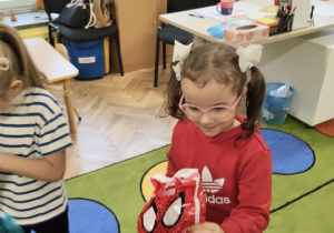 Chłopiec rozdaje dzieciom prezenty