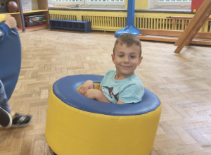 Chłopiec jest w pufie.