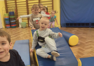 Dzieci bawią si na pufach.