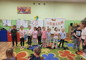 Dzieci z gr 4 recytują wiersz Kwoka