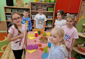 Dzieci starsze nakrywają do stołu