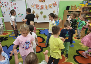 Starszaki proszą do tańca namłodze dzieci