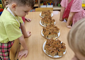 Dzieci przygotowują ciasto dla gości