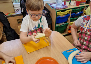 Dzieci obierają banany ze skórki