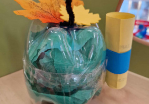 Zielone jabłuszko z zaproszeniem dla dzieci najmłodszych