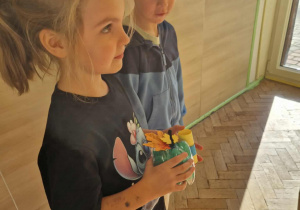 Chłopiec i dziewczynka zapraszają nalmłodszych na przyjęcie