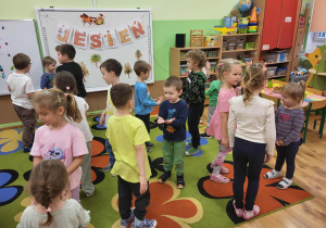 Dzieci tańczą w kółeczkach