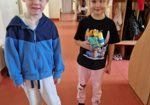 Dzieci idą z zaproszeniem do grupy maluszków