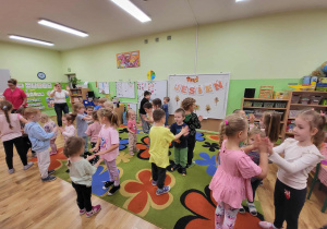 Dzieci tańczą w parach