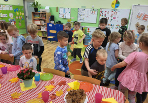 Starsze dzieci zapraszają młodsze do stołu