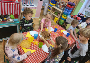 Dzieci częstują siebie ciastem