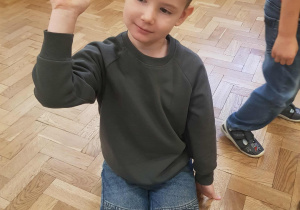 Chłopiec trzma w ręku kamień w kształcie serca