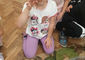 Dziewczynki poznają zapach kory.