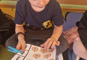 Chłopiec przelicza dynie na obrazku