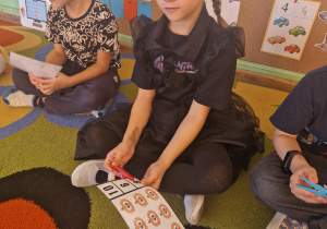 Dziewczynka przelicza dynie na obrazku