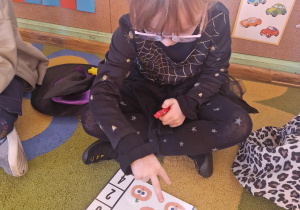 Dziewczynka przelicza dynie na obrazku