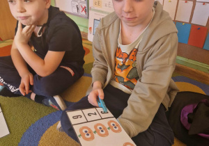 Chłopiec przelicza dynie na obrazku