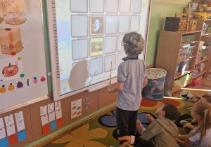 Chłopiec gra w memory na tablicy interaktywnej