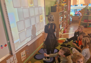 Dziewczynka gra w memory na tablicy interaktywnej