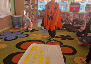 Chłopiec prezentuje swój strój dyni